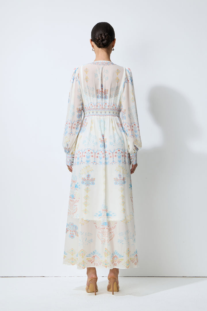 Model trägt das Blumen-Maxikleid - KYMA