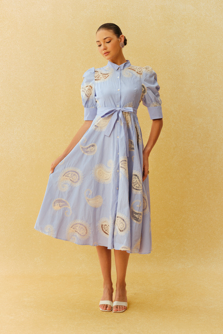 Blau gestreiftes Paisley-Print Kurzarm-Midikleid Vorderansicht - KYMA