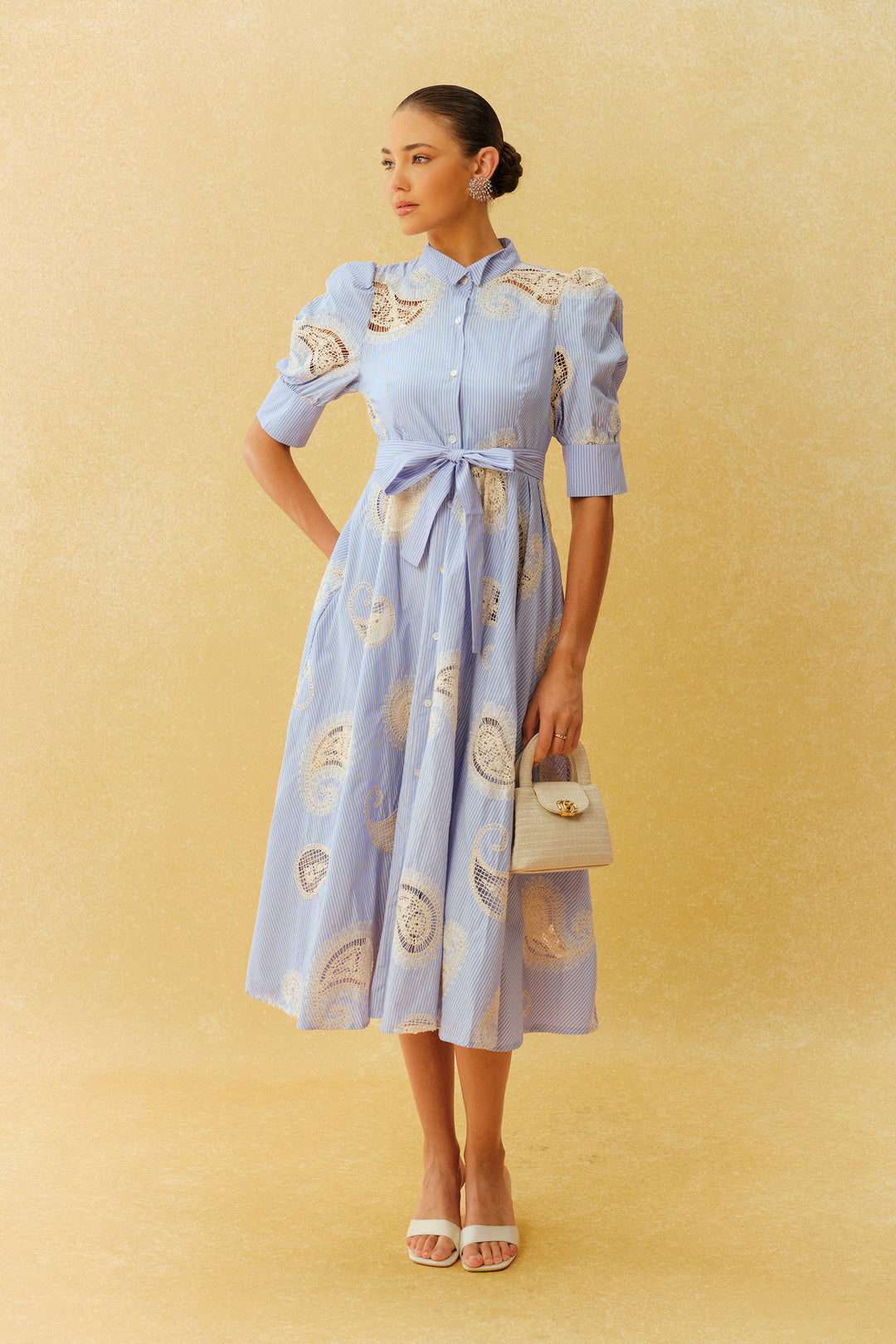 Blau gestreiftes Paisley-Print Kurzarm-Midikleid Detailansicht Ärmel - KYMA