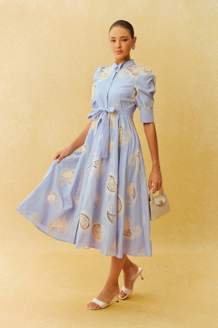 Blau gestreiftes Paisley-Print Kurzarm-Midikleid Detailansicht Knopfleiste - KYMA