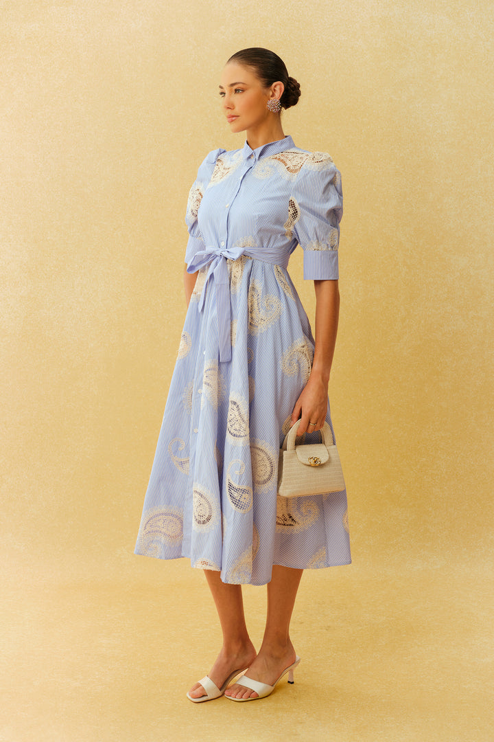 Blau gestreiftes Paisley-Print Kurzarm-Midikleid Detailansicht Gürtel - KYMA