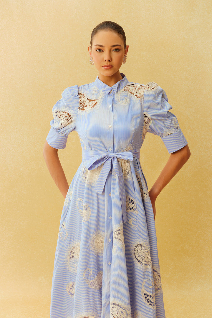 Blau gestreiftes Paisley-Print Kurzarm-Midikleid Rückansicht - KYMA