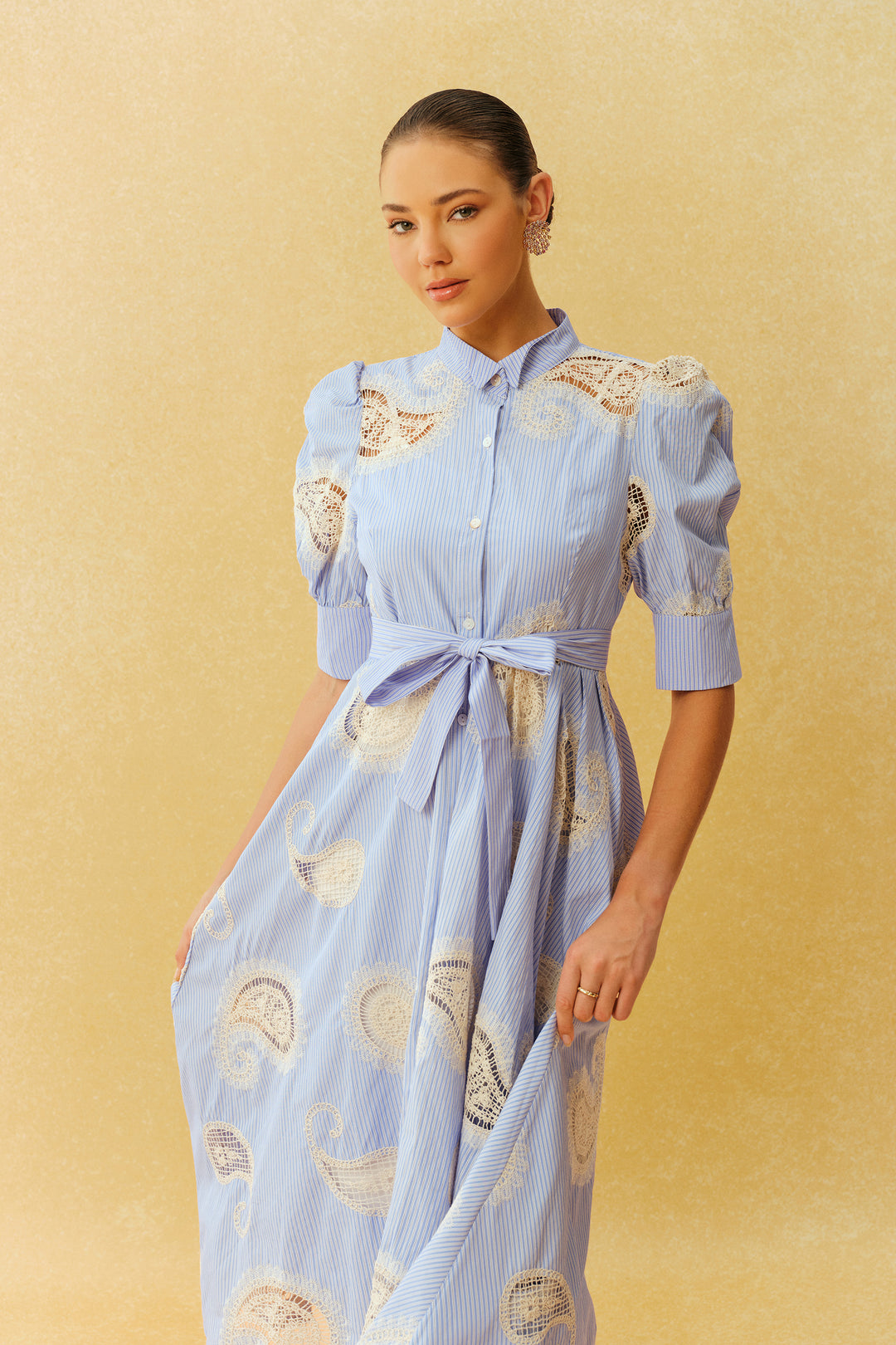 Blau gestreiftes Paisley-Print Kurzarm-Midikleid mit Model - KYMA