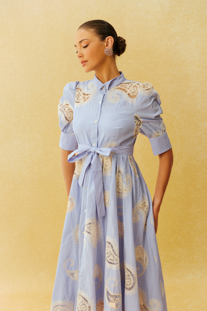Blau gestreiftes Paisley-Print Kurzarm-Midikleid im Freien - KYMA