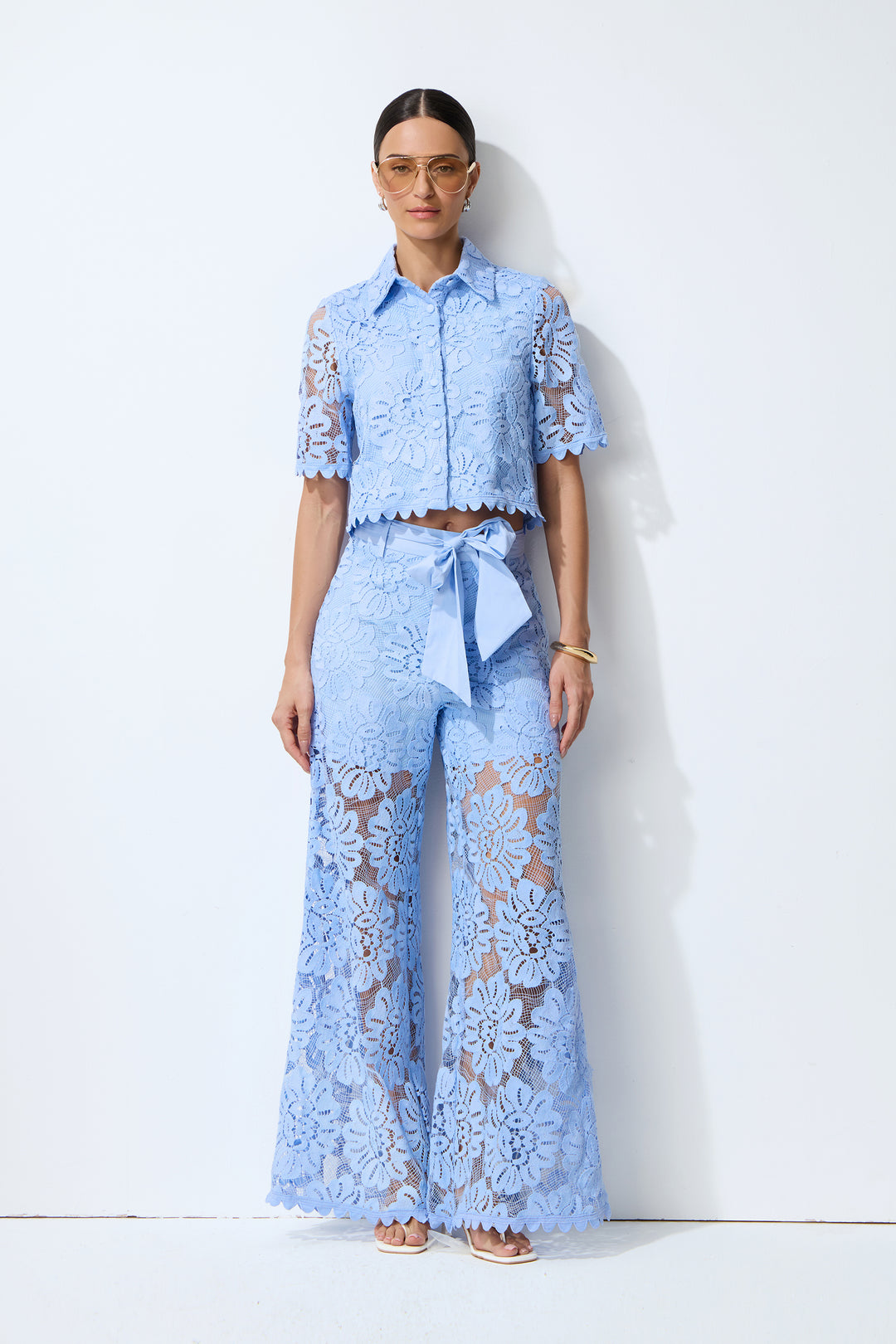 Blaues Blumen-Spitzen-Crop-Top und weite Hose Set Vorderansicht - KYMA