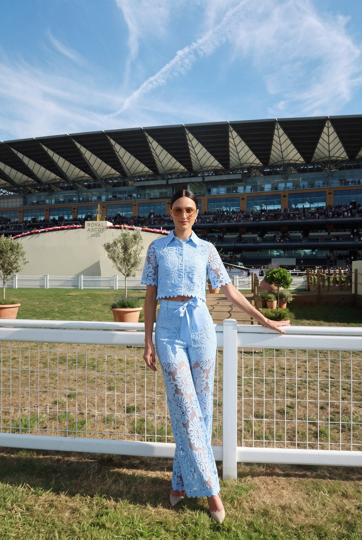 Blaues Blumen-Spitzen-Crop-Top mit Knöpfen - KYMA