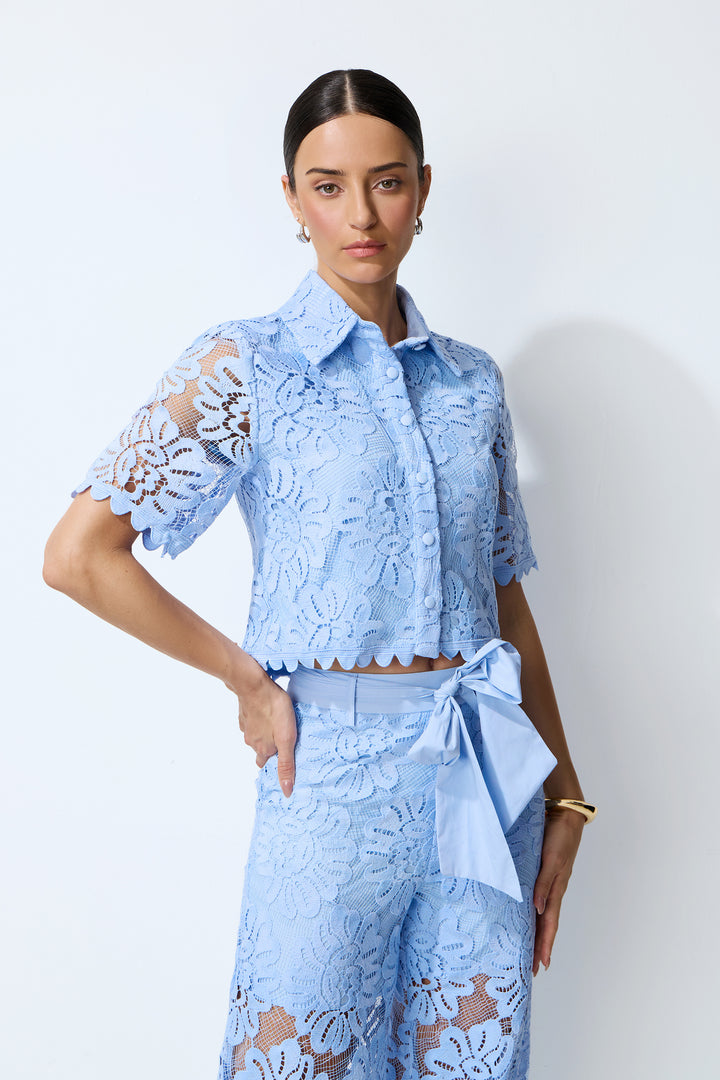 Detail der Blumen-Spitzen-Verzierung am Crop-Top - KYMA