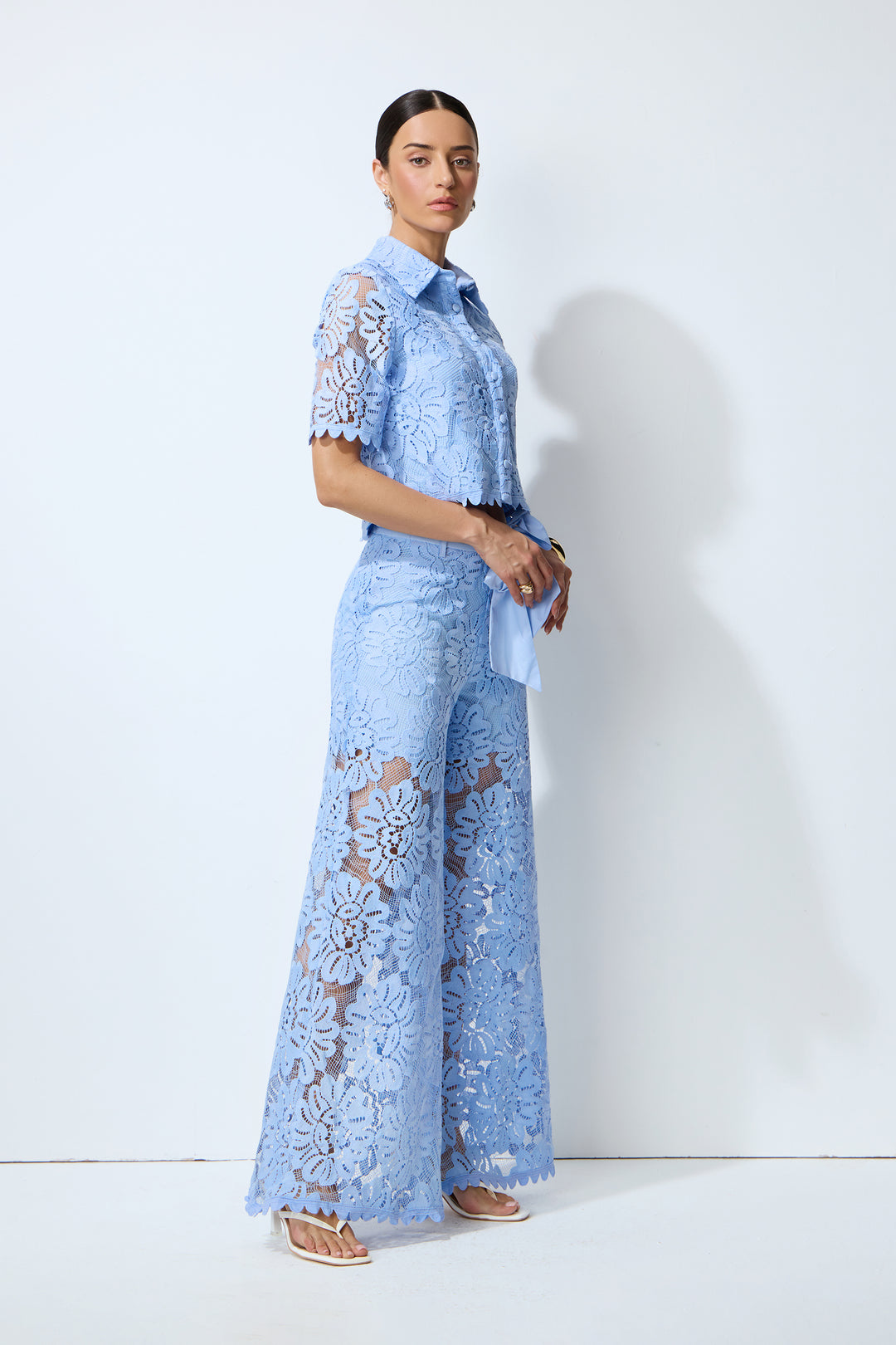 Model trägt das blaue Blumen-Spitzen-Set - KYMA
