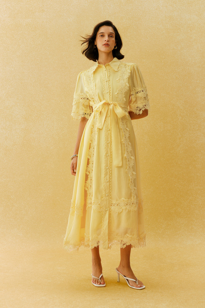 Gelbes Midikleid mit Spitzenbesatz und kurzen Ärmeln von KYMA