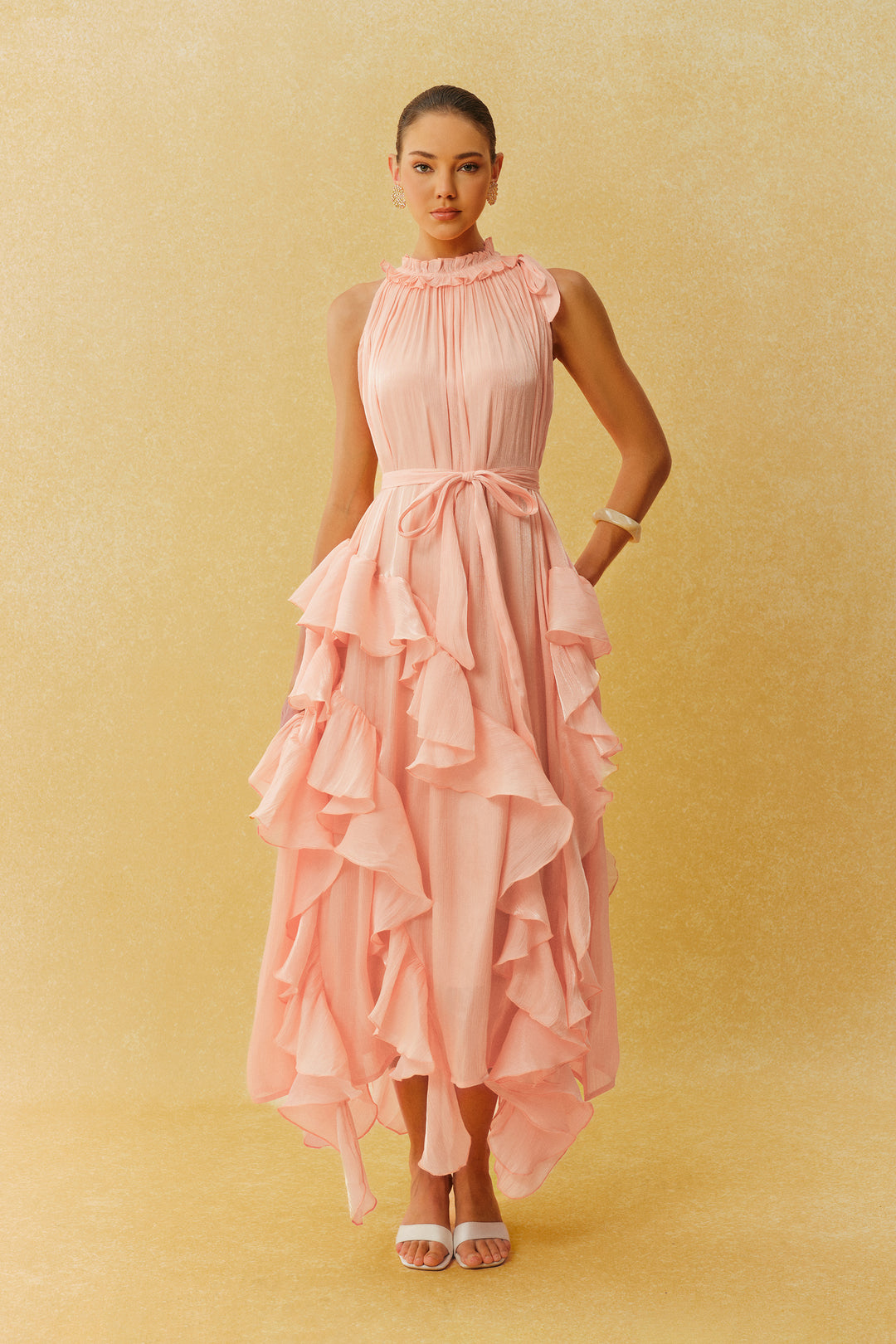 Leichtes pfirsichrosa Maxikleid mit Rüschen und Neckholder