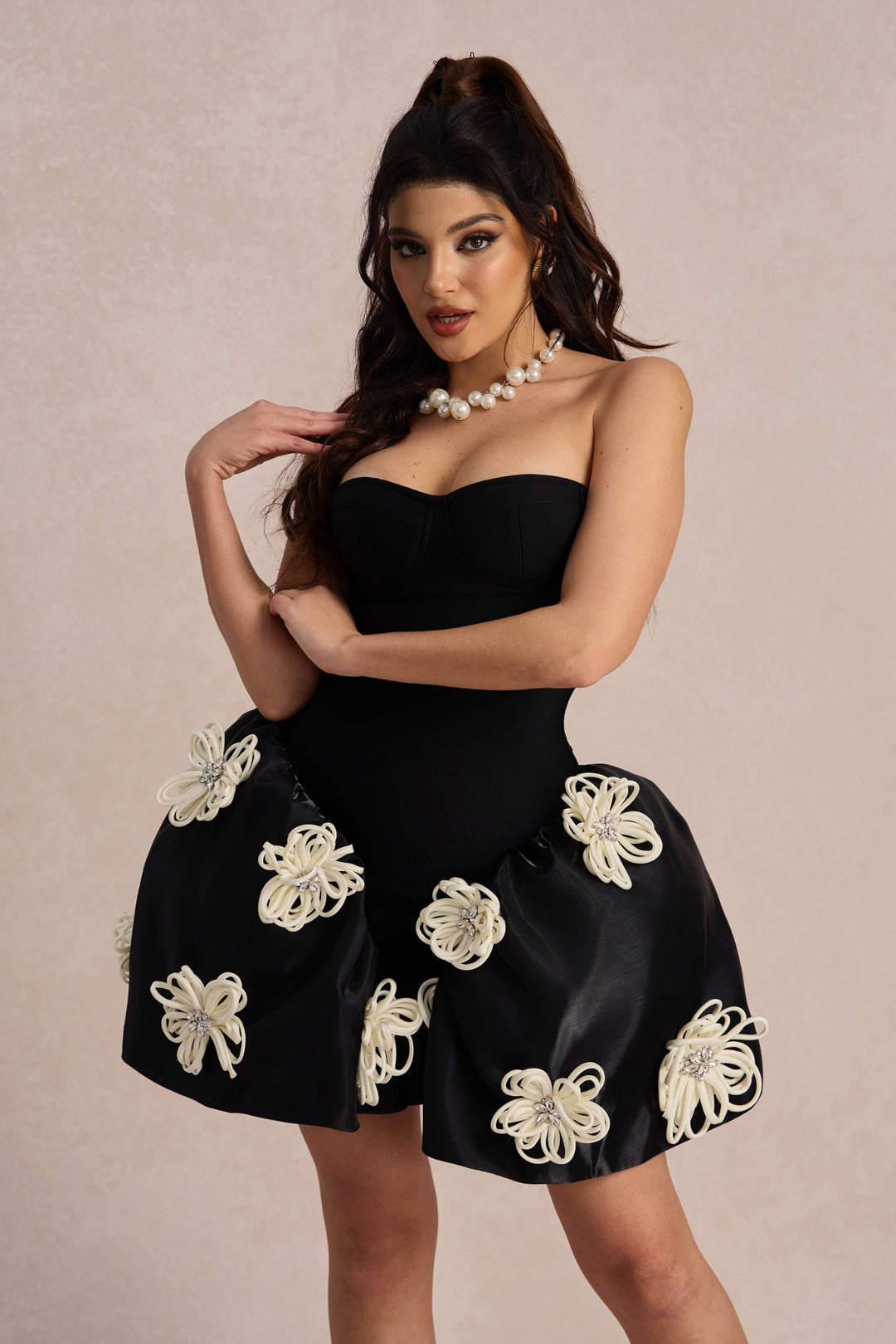 Leona Blumen-Applikation Bandage Mini-Kleid Silhouette - KYMA