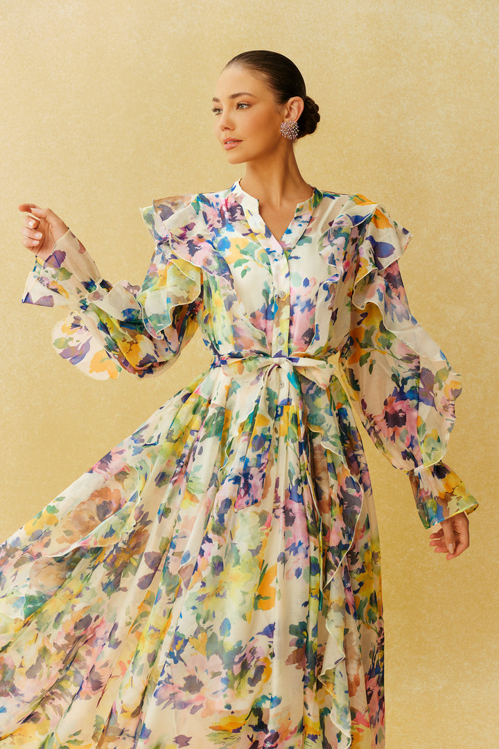 Nahaufnahme des Aquarell-Blumenprints auf dem Kleid von KYMA
