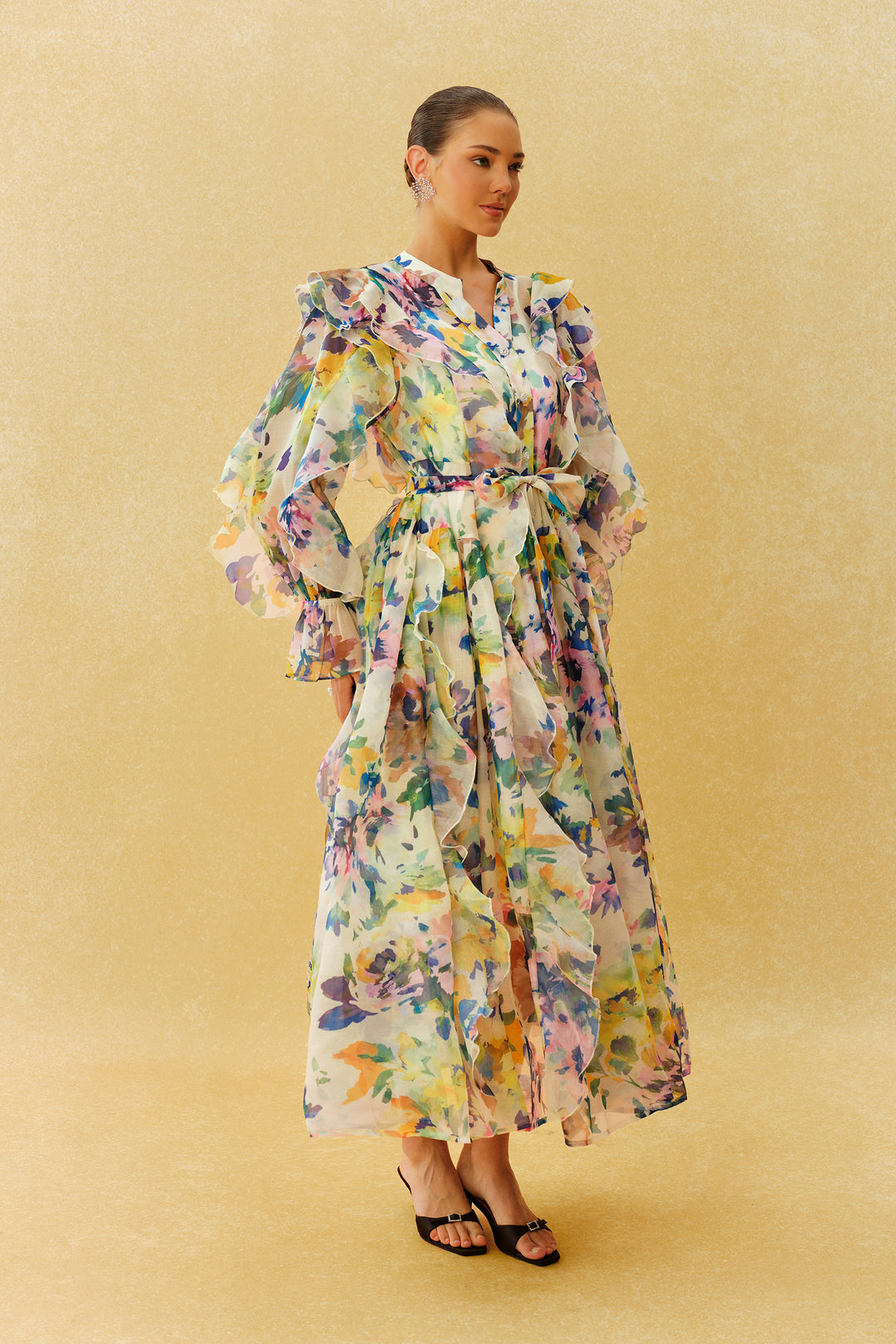 Model trägt das geblümte Maxikleid von KYMA
