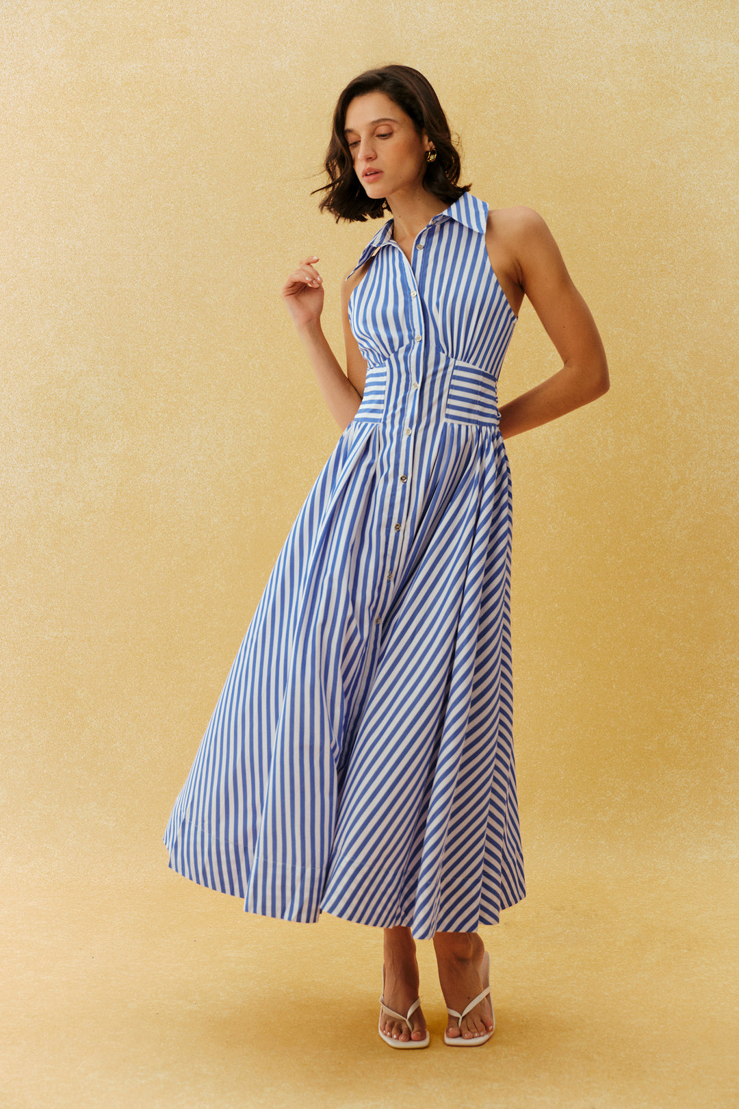 Styling-Vorschlag: gestreiftes Maxikleid mit Sandalen