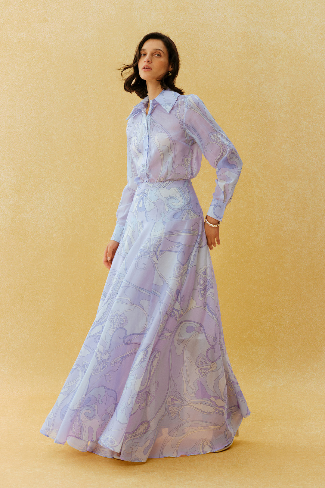 Detailansicht des Hemdkragens des lila Sets