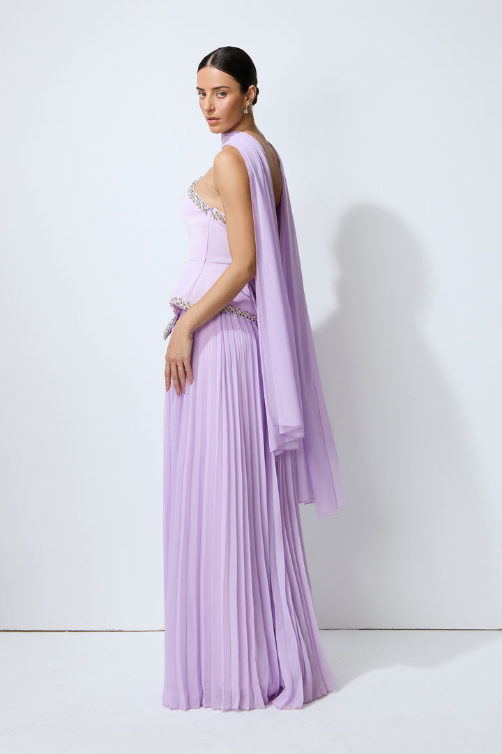 Das lila Set mit Cape in einer Studioaufnahme
