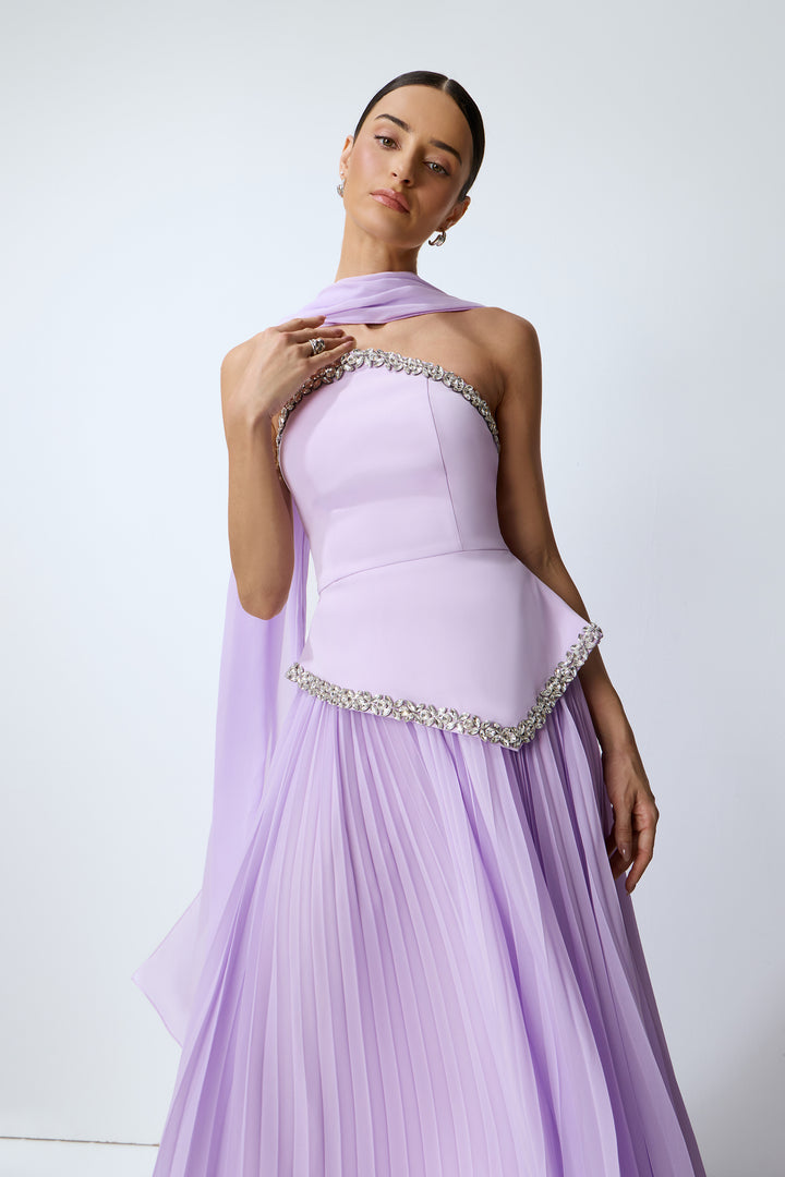 Das lila Set mit Cape als Ganzkörperansicht