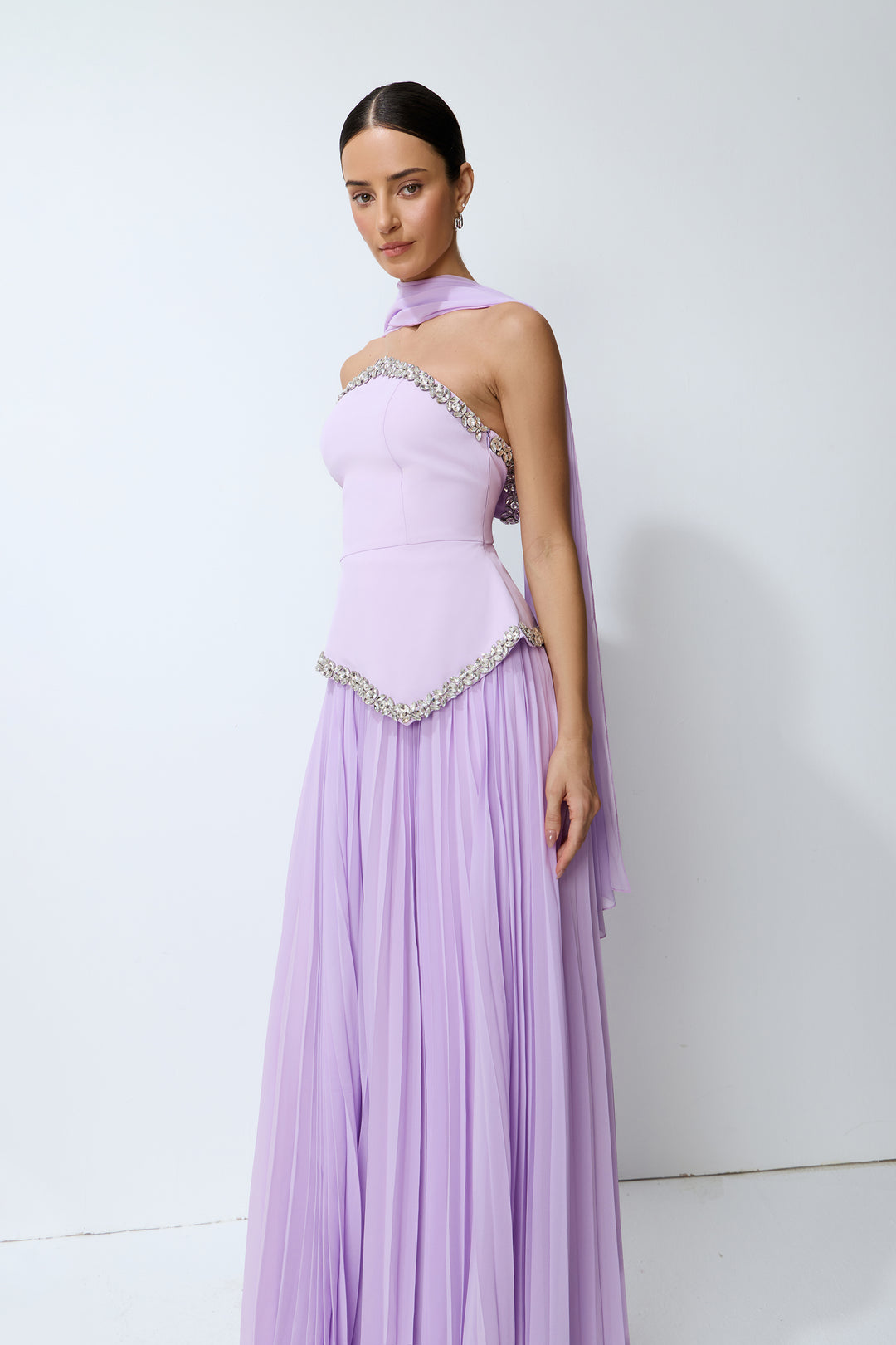 Das lila Set mit Cape mit Fokus auf die Verzierungen