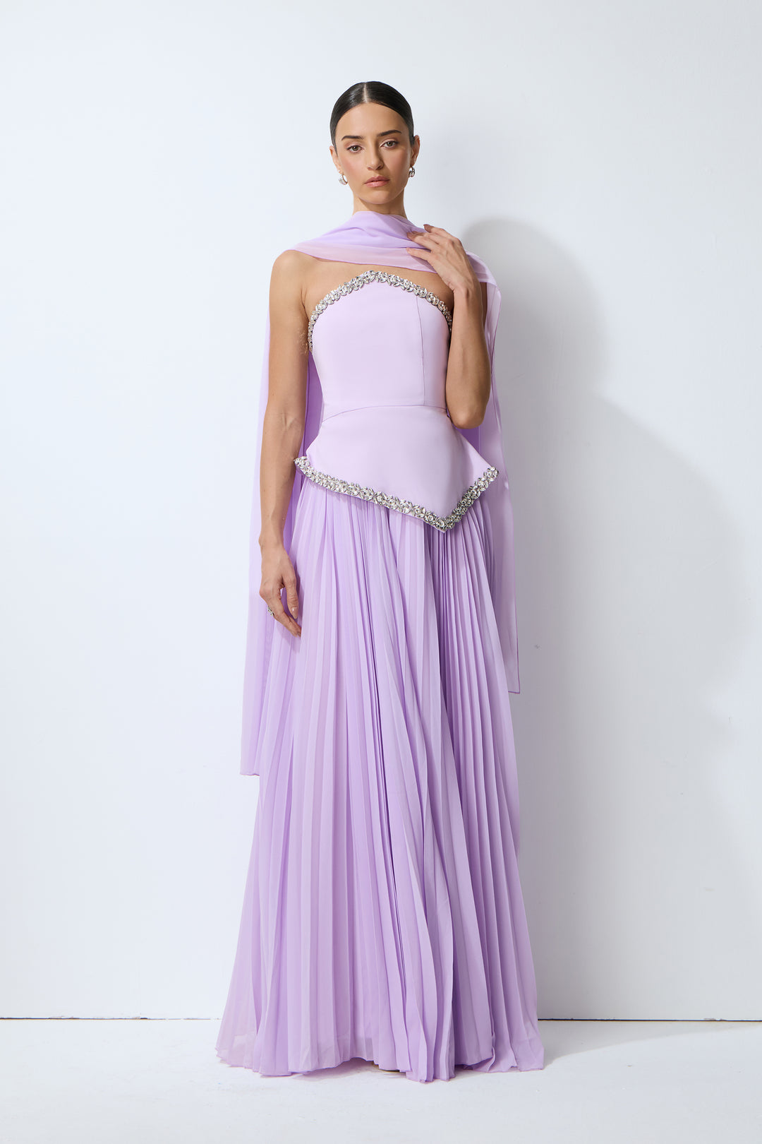 Das lila Set mit Cape, das von der Seite gezeigt wird
