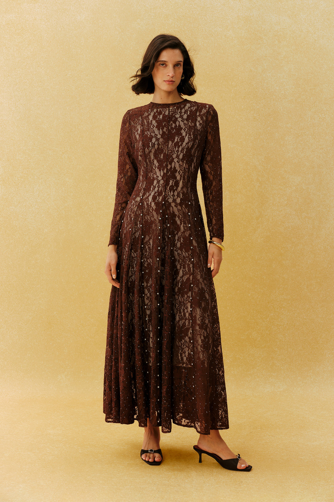 Braunes Spitzen Maxikleid mit langen Ärmeln und Verzierungen für Damen