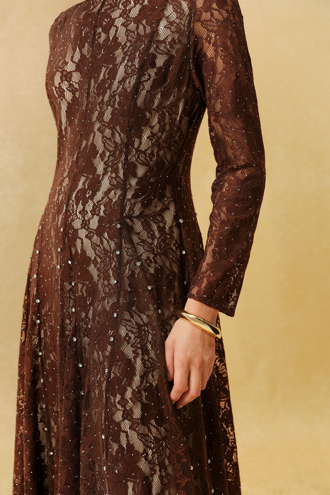 Nahaufnahme der floralen Spitze und der Strasssteine auf dem Kleid