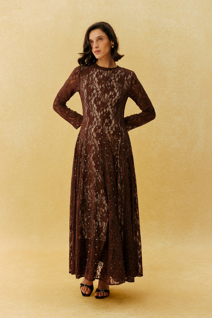 Model trägt das elegante braune Spitzen Maxikleid