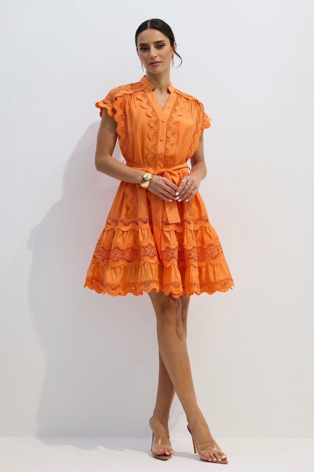 Model trägt das romantische Livia Kleid – KYMA