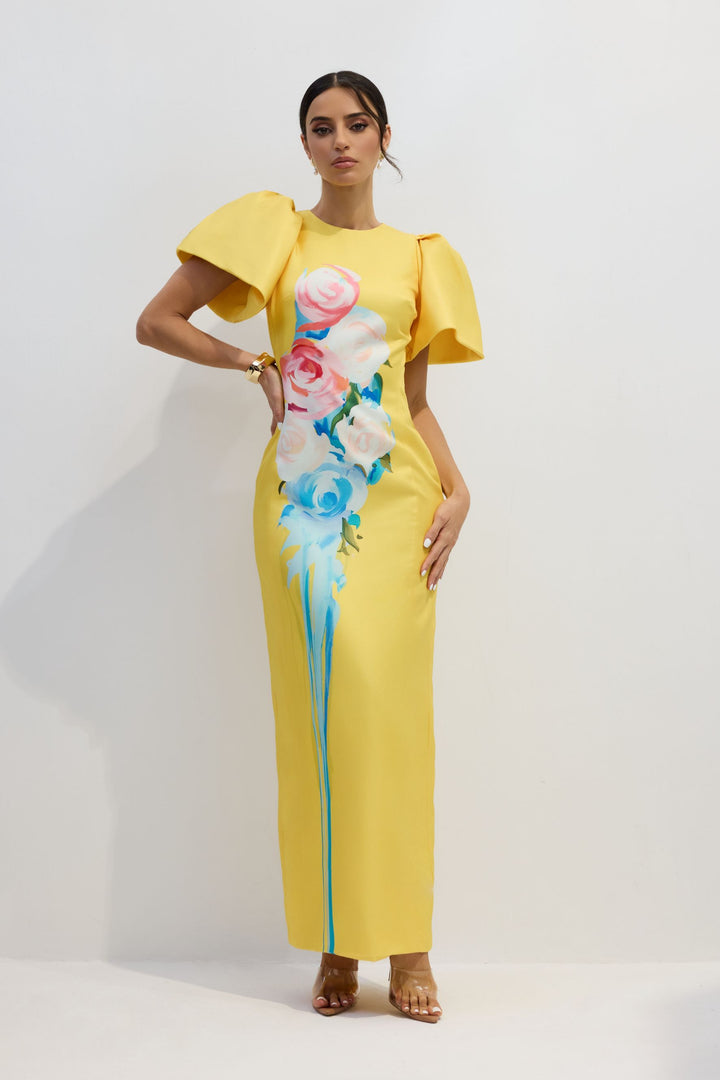 Lorraine Maxikleid mit Blumendruck und Schlitz, das auf einem Model getragen wird - KYMA