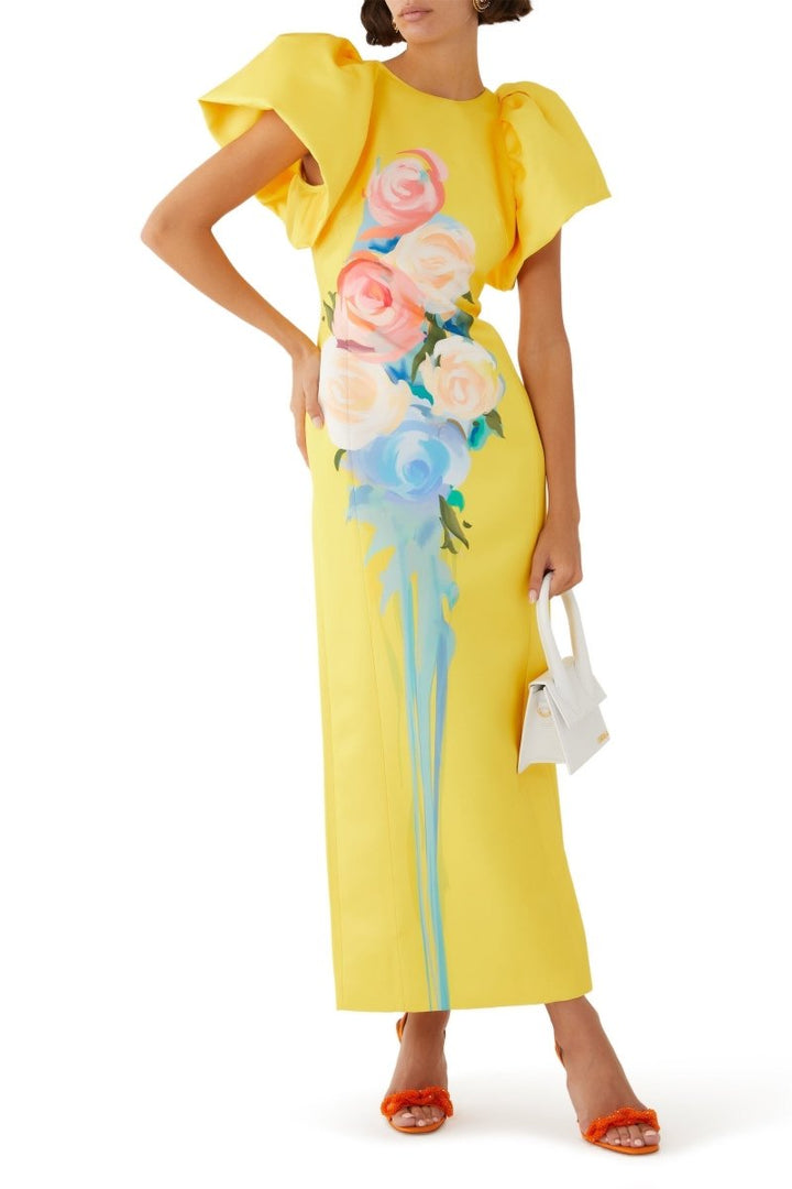 Frau in einem Lorraine Maxikleid, das einen cocktail-inspirierten Look präsentiert - KYMA