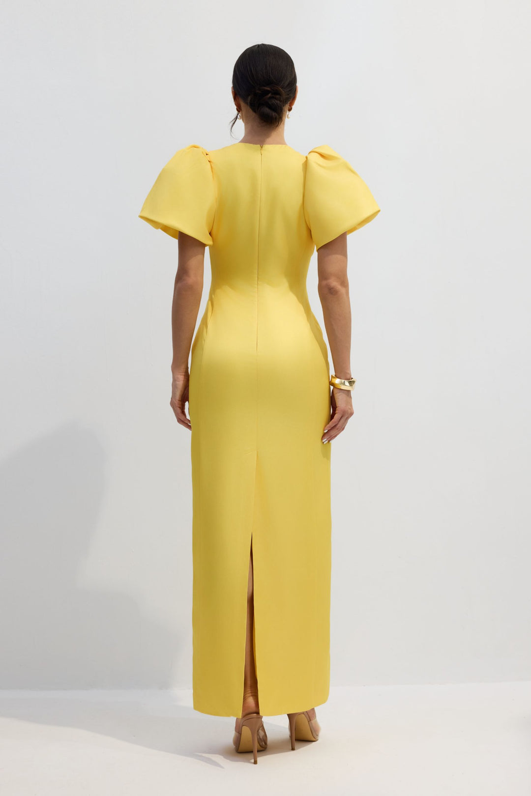 Das Lorraine Maxikleid mit seitlichem Schlitz, das sich im Wind bewegt - KYMA