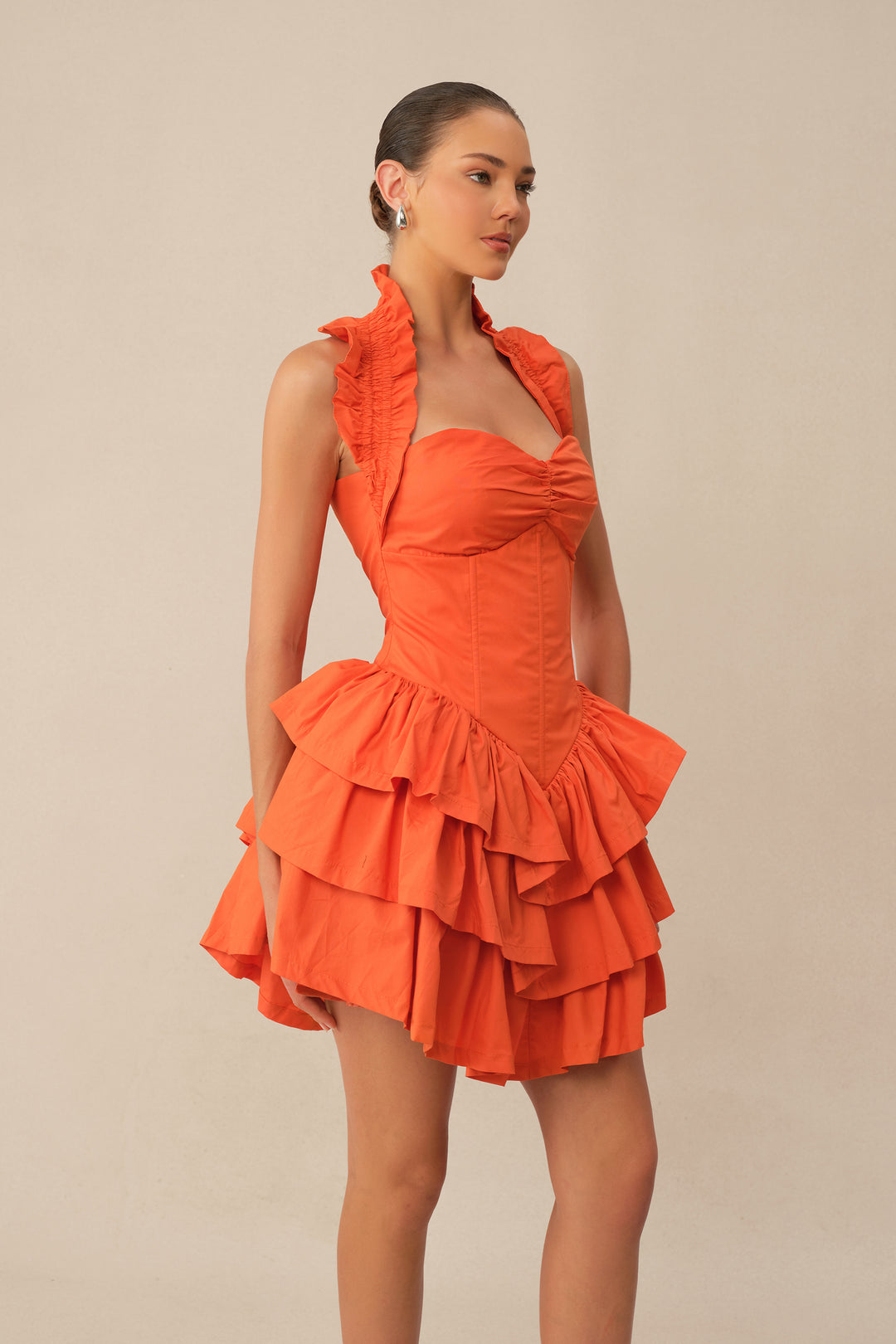 Love The Moment oranges Minikleid mit Korsett und Rüschen im Urlaub
