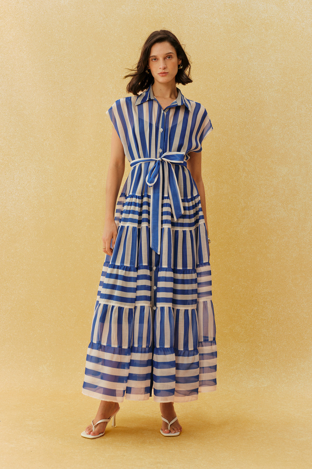 Blau gestreiftes Maxikleid mit Flügelärmeln Vorderansicht - KYMA