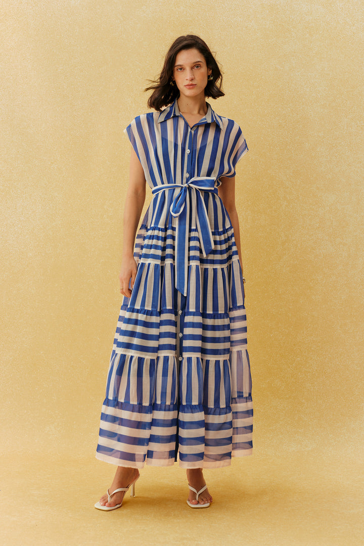 Blau gestreiftes Maxikleid mit Flügelärmeln Vorderansicht - KYMA