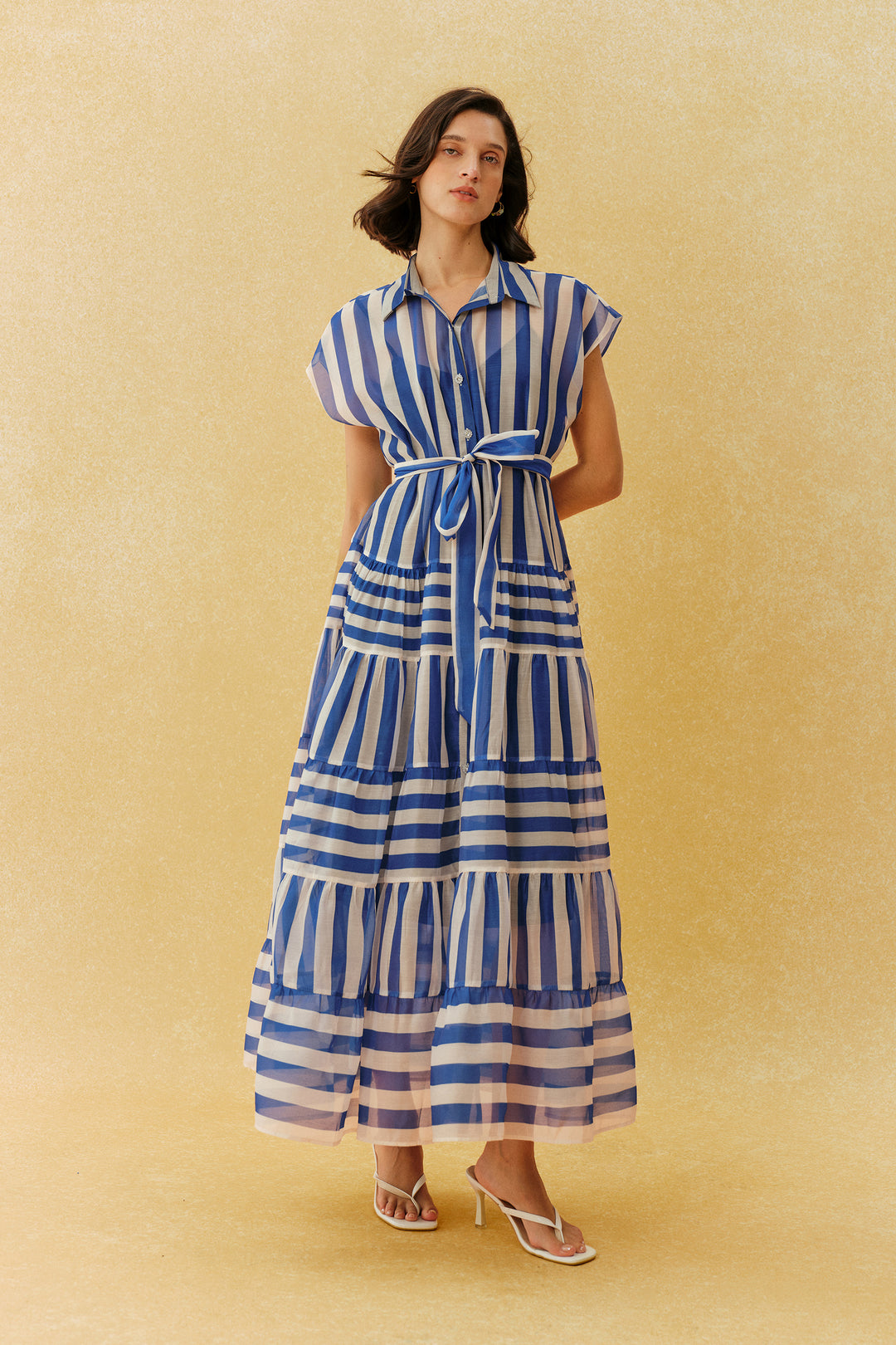 Blau gestreiftes Maxikleid mit Flügelärmeln Detail Ärmel - KYMA
