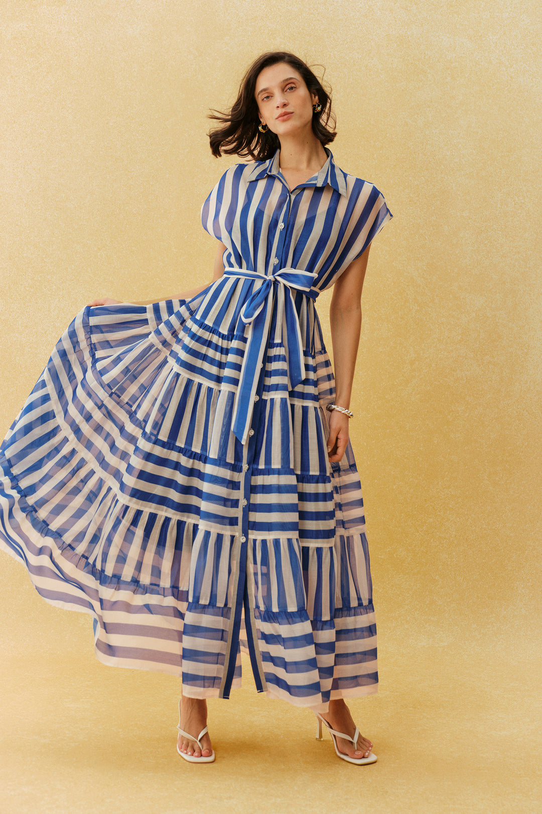 Blau gestreiftes Maxikleid mit Flügelärmeln Detail Knopfleiste - KYMA
