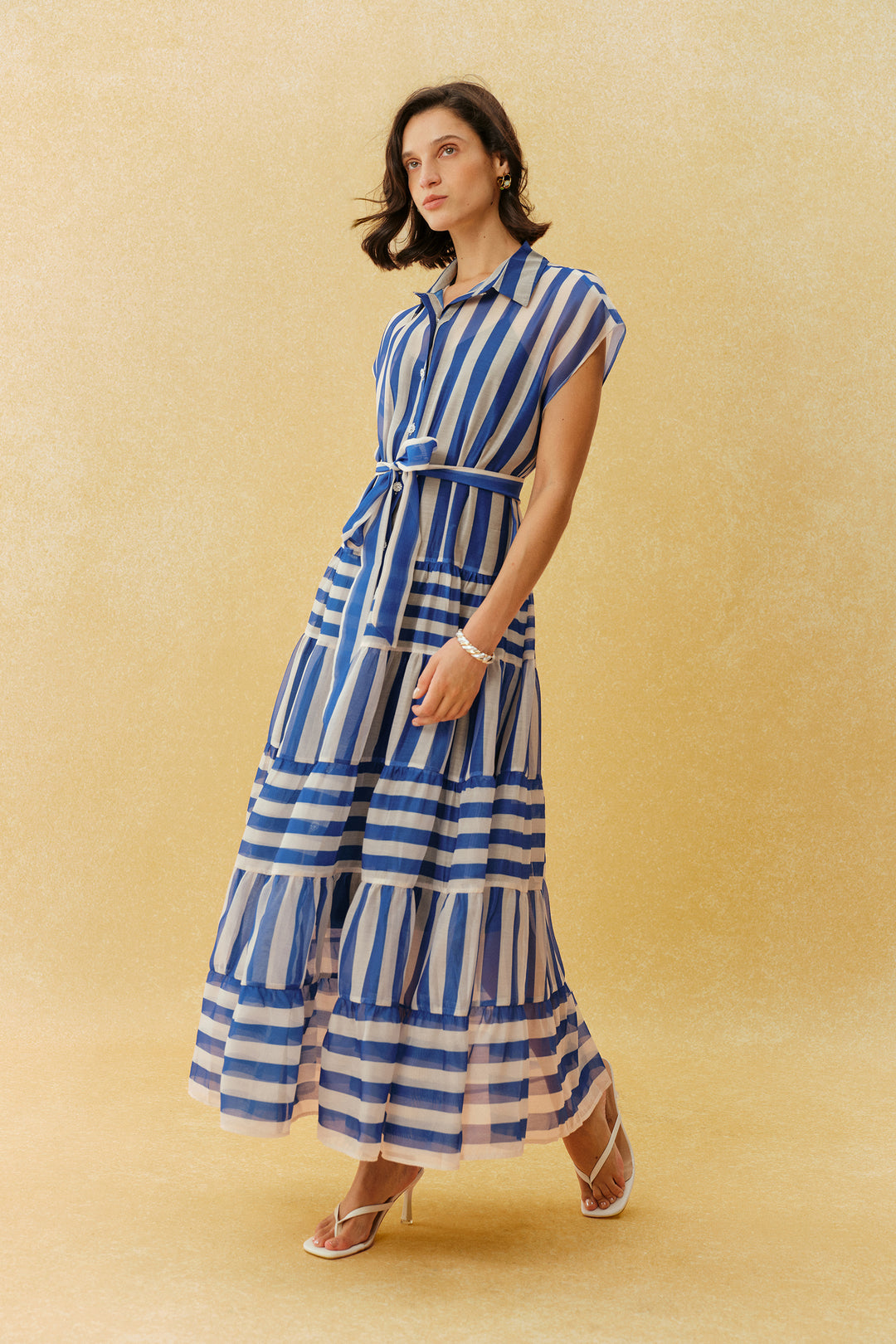 Blau gestreiftes Maxikleid mit Flügelärmeln mit Model - KYMA