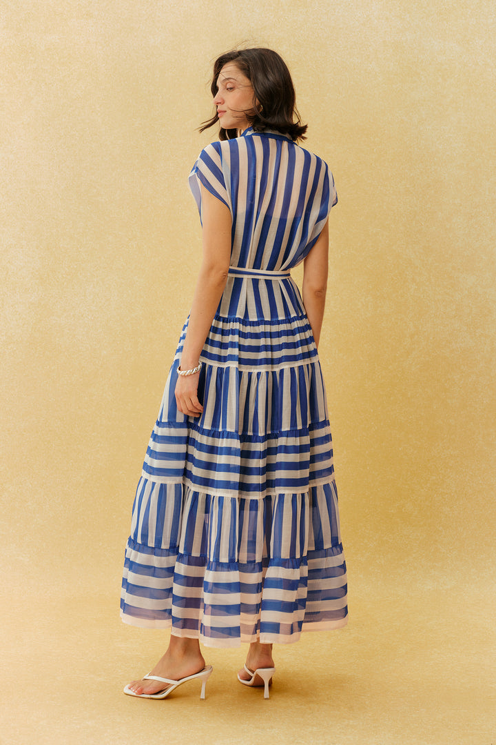 Blau gestreiftes Maxikleid mit Flügelärmeln im Freien - KYMA