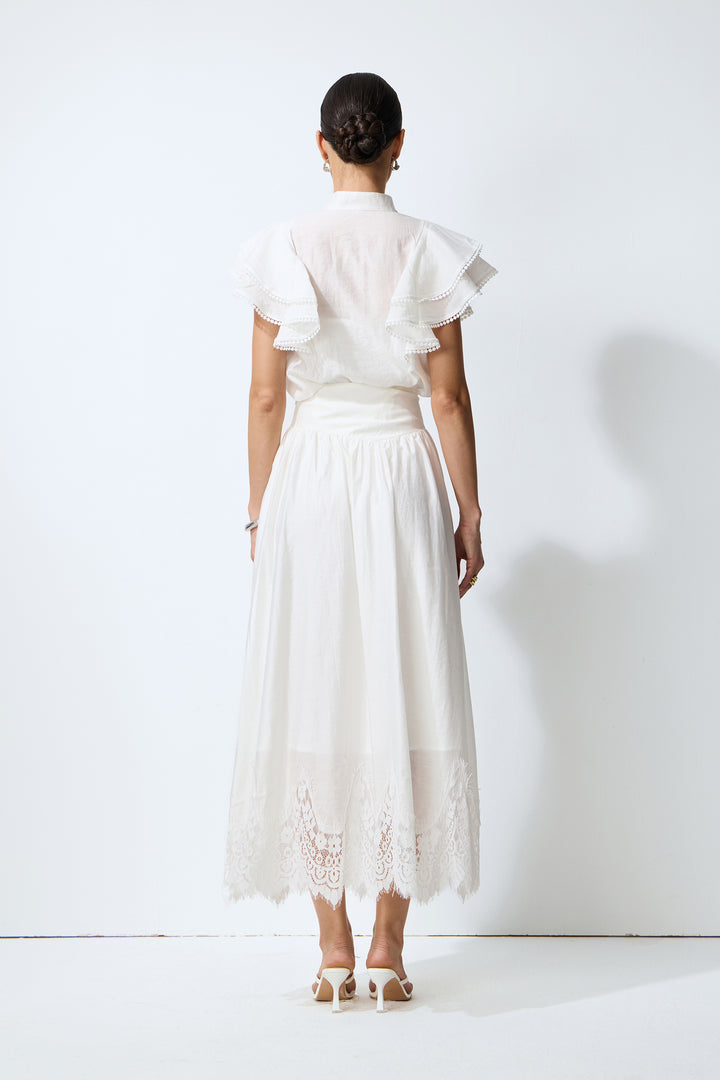 Model trägt das elegante weiße Set - KYMA