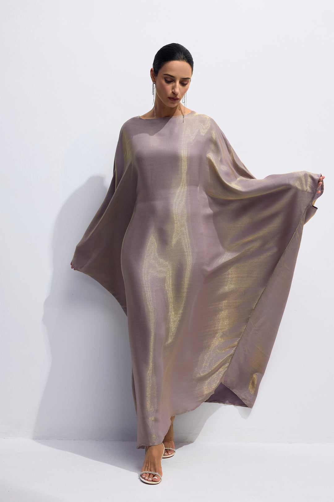 Der Madeline Fledermausärmel Kaftan wird flach liegend präsentiert - KYMA