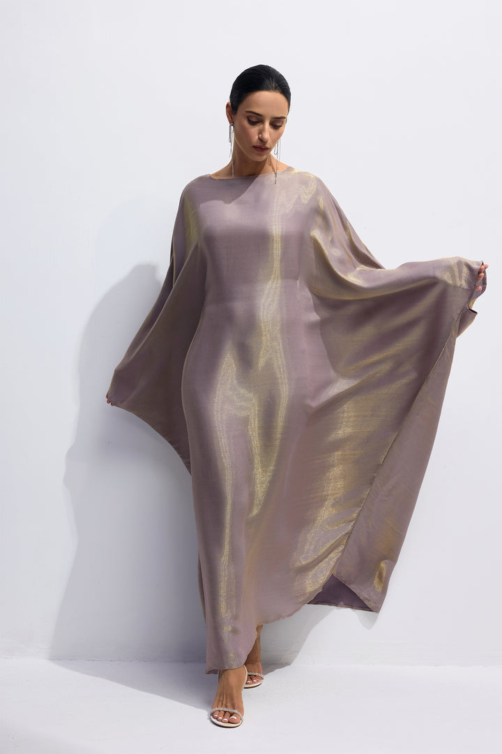 Der Madeline Fledermausärmel Kaftan wird flach liegend präsentiert - KYMA