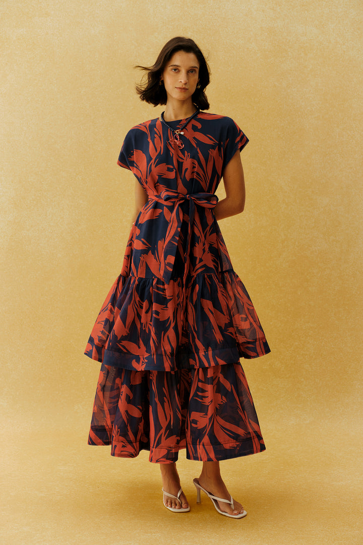 Rotes Maxikleid mit Blattprint, Cap-Ärmeln und Stufenrock - KYMA