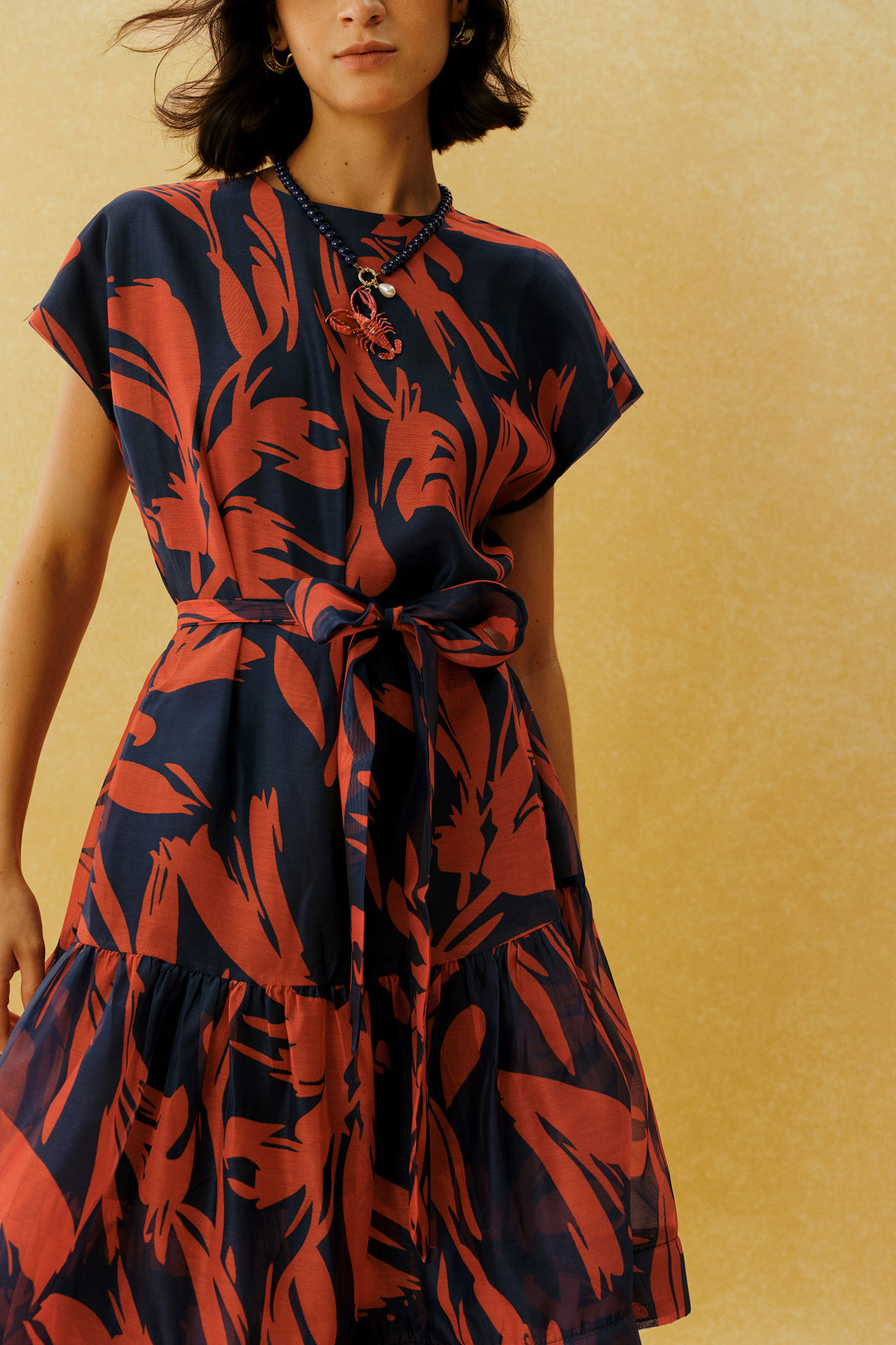 Detail des Bindegürtels am roten Maxikleid mit Blattprint - KYMA