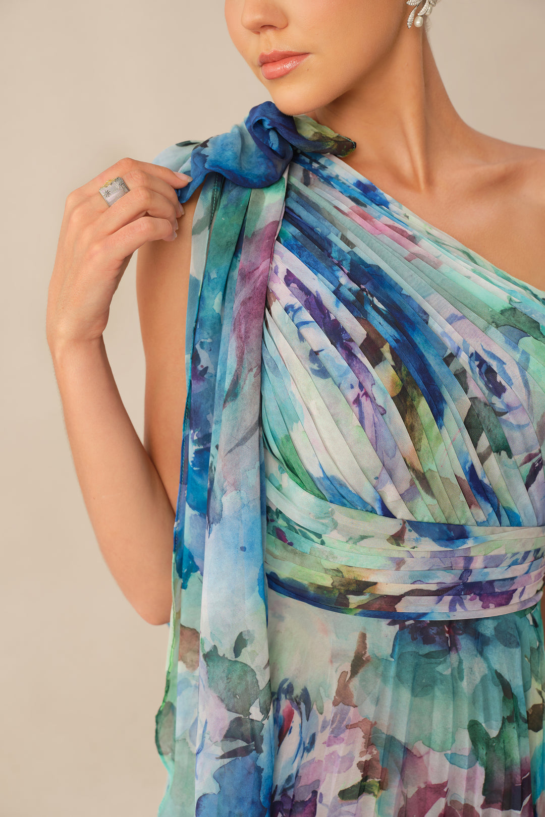 Detailansicht des Blumenprints auf dem Chiffon