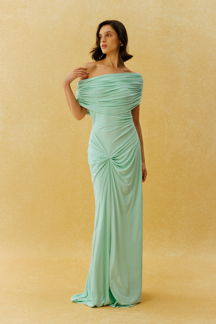 Model trägt das mintgrüne Off-Shoulder Maxikleid von KYMA