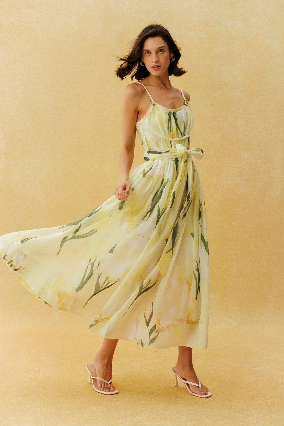 Gelbes Maxikleid mit Blumenprint und Spaghettiträgern von KYMA, Vorderansicht