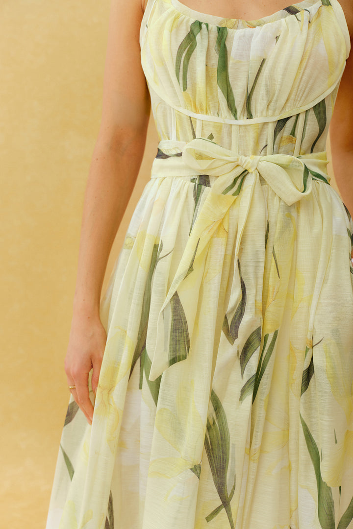 Detail des gerafften Bustiers am Maxikleid von KYMA