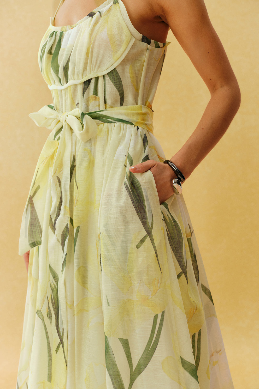 Detailansicht des Blumenprints auf dem gelben Maxikleid von KYMA