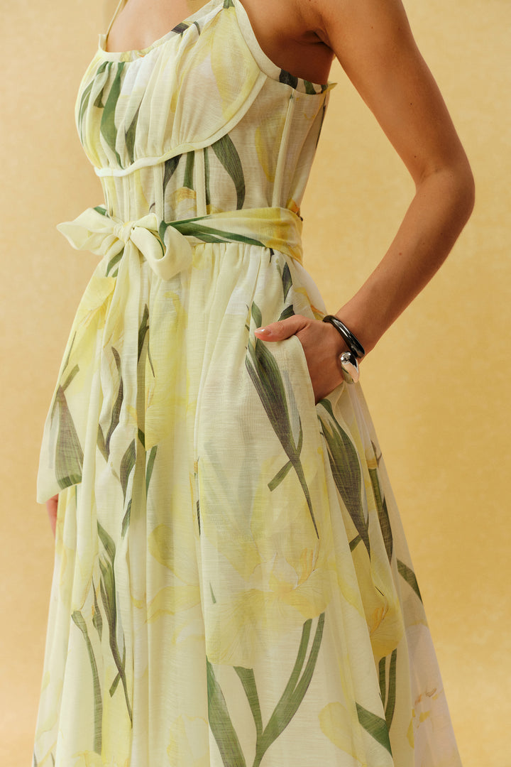 Detailansicht des Blumenprints auf dem gelben Maxikleid von KYMA