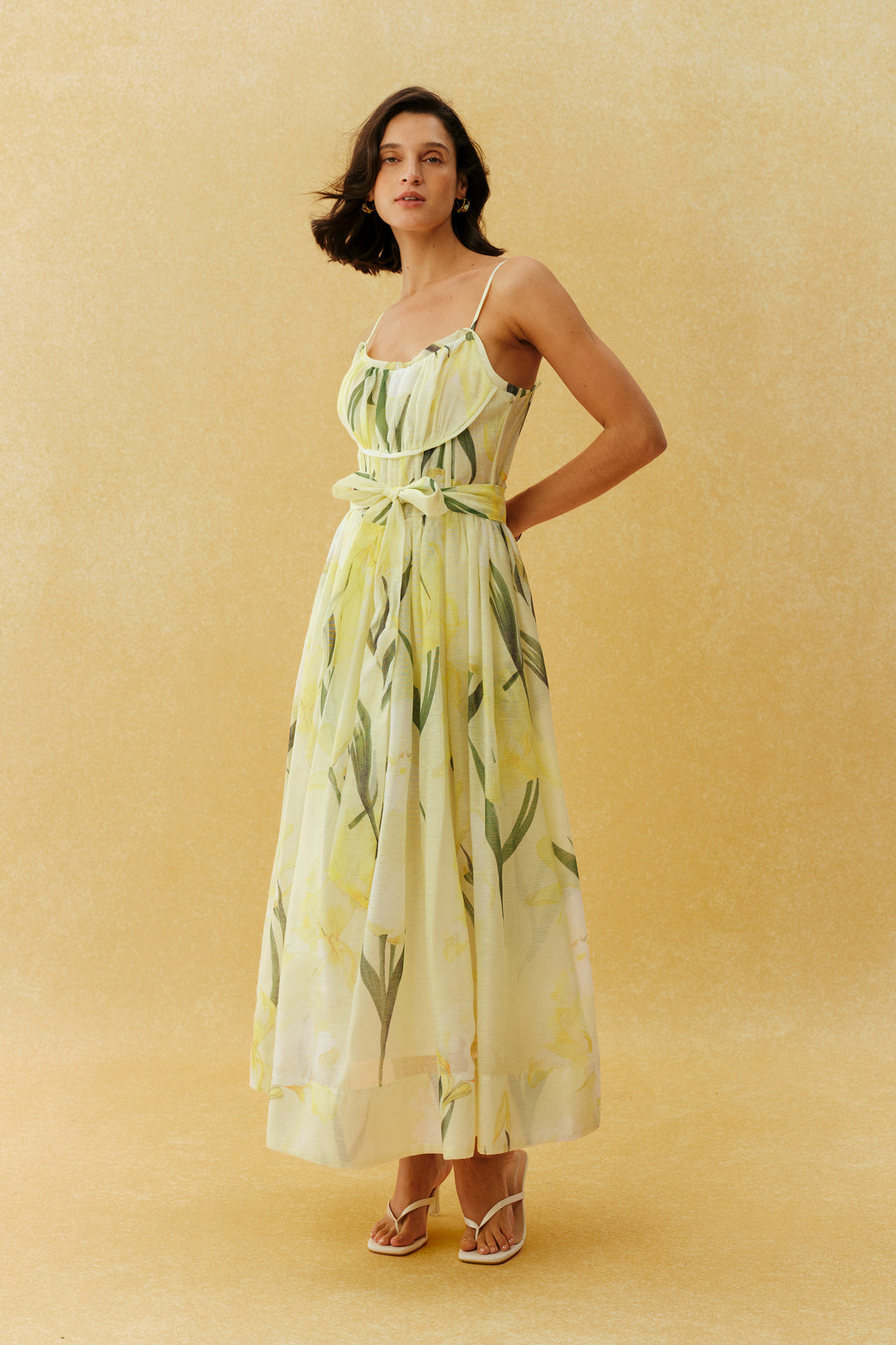 Model trägt das gelbe Blumen-Maxikleid von KYMA