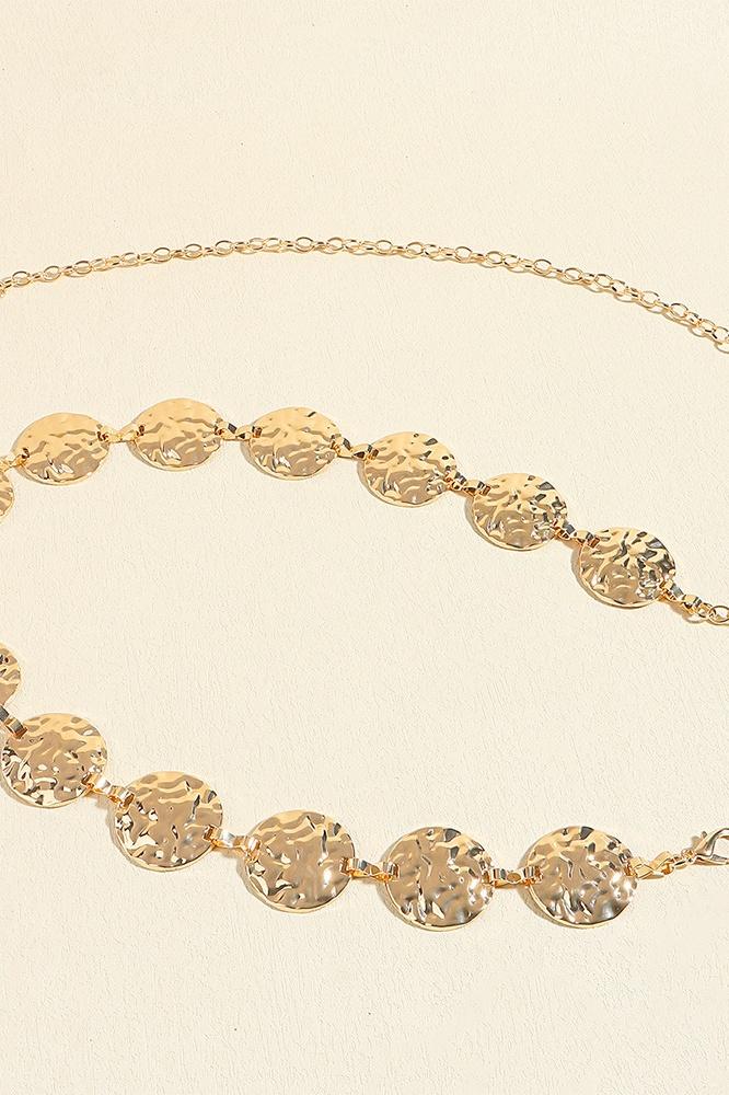 Model mit der Taillenkette von KYMA, die den Look abrundet